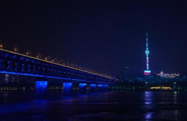 端午期間，酷炫至極的長(zhǎng)江燈光秀再次上演，燃炸武漢兩江四岸